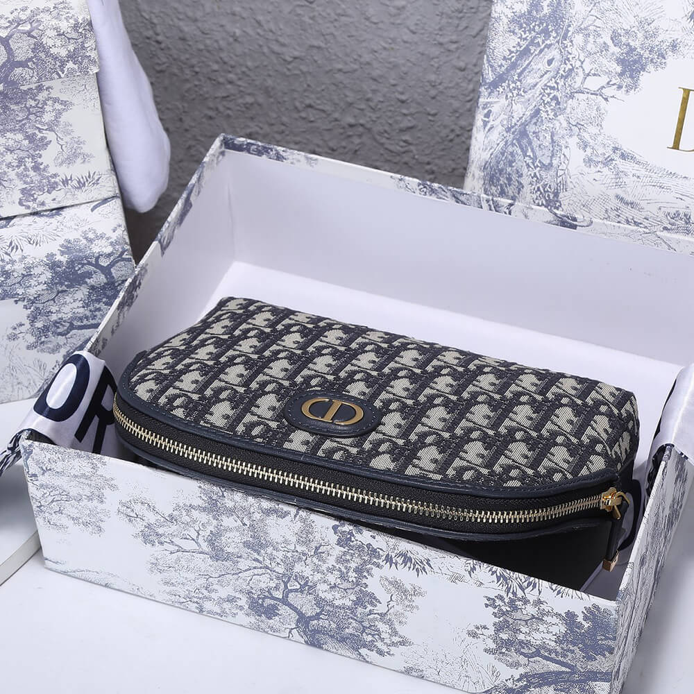 30 MONTAIGNE BEAUTY POUCH