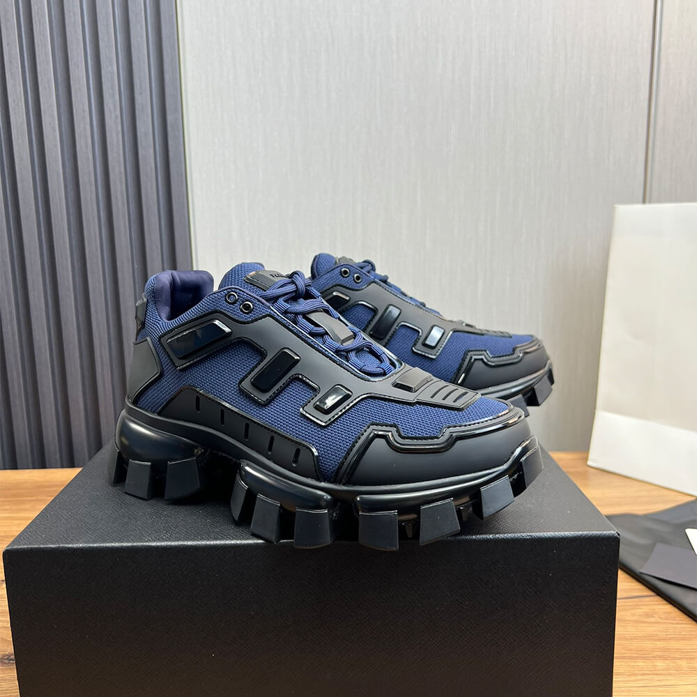 Thick-soled sneakers