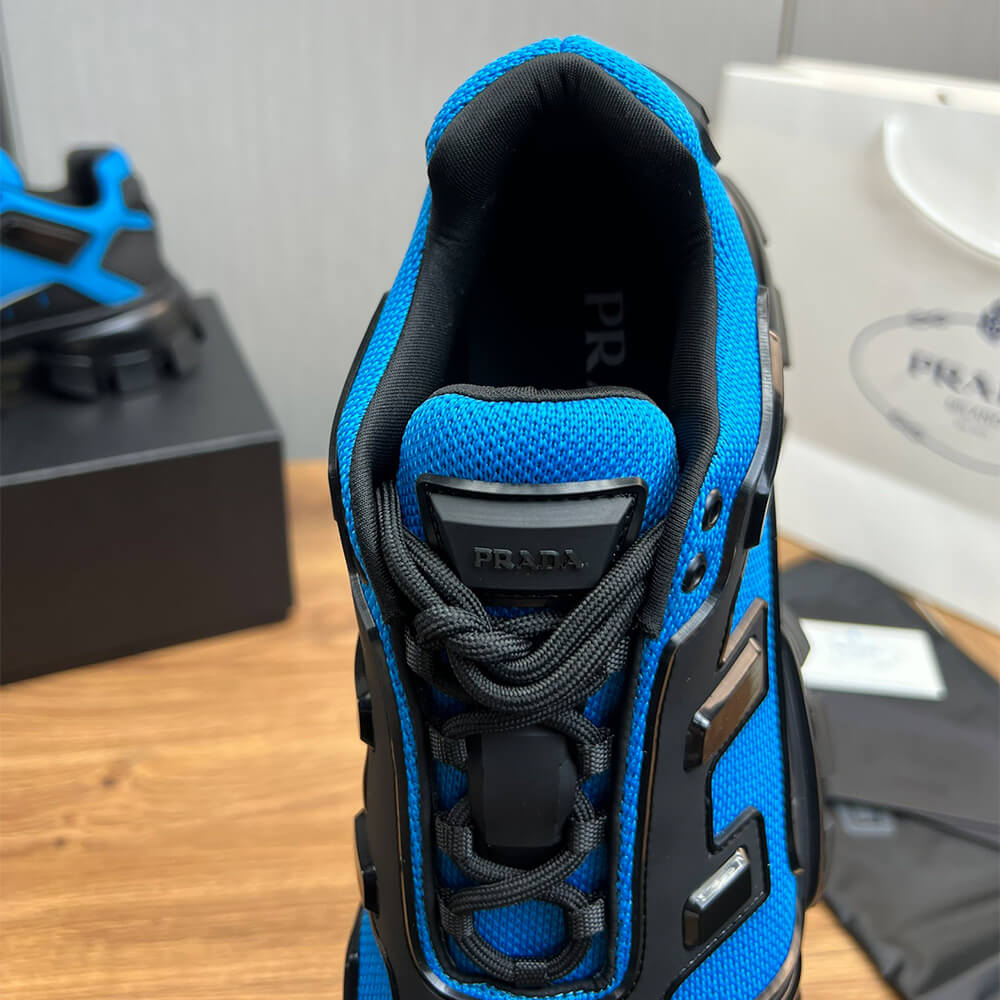 Thick-soled sneakers