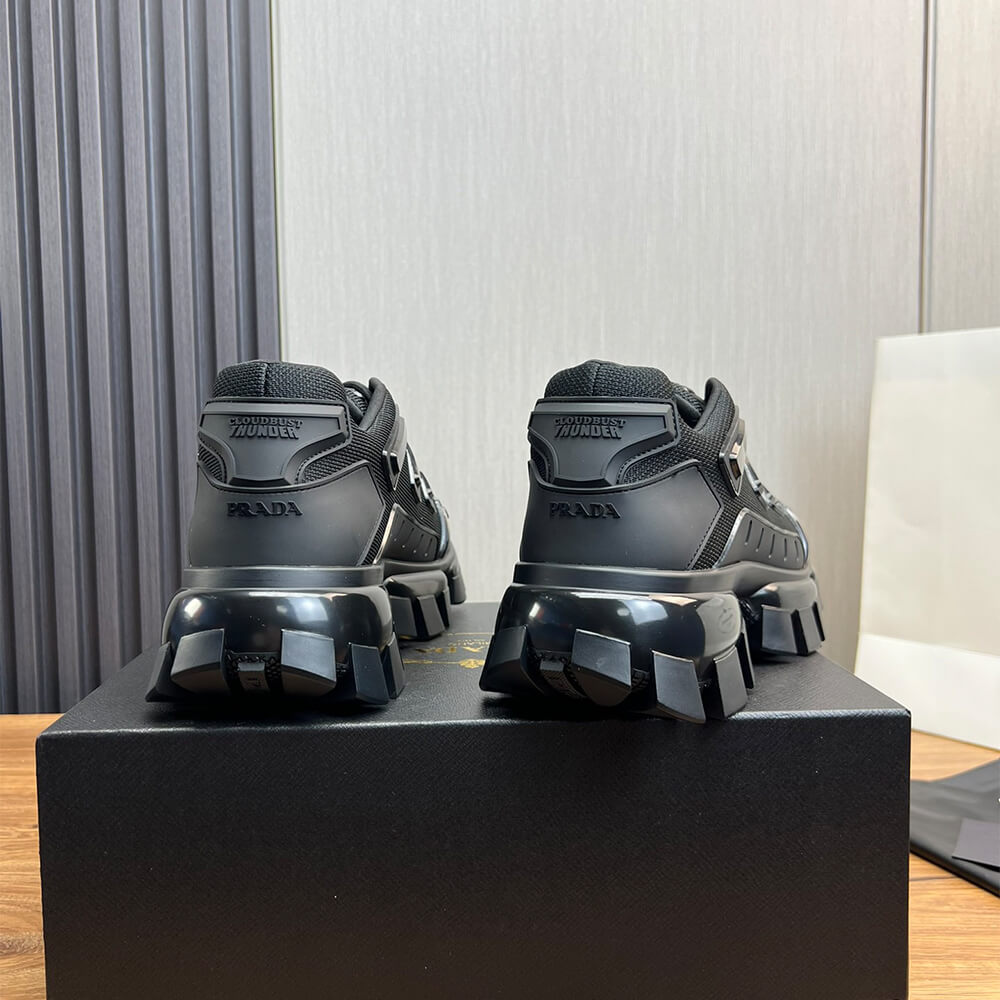 Thick-soled sneakers