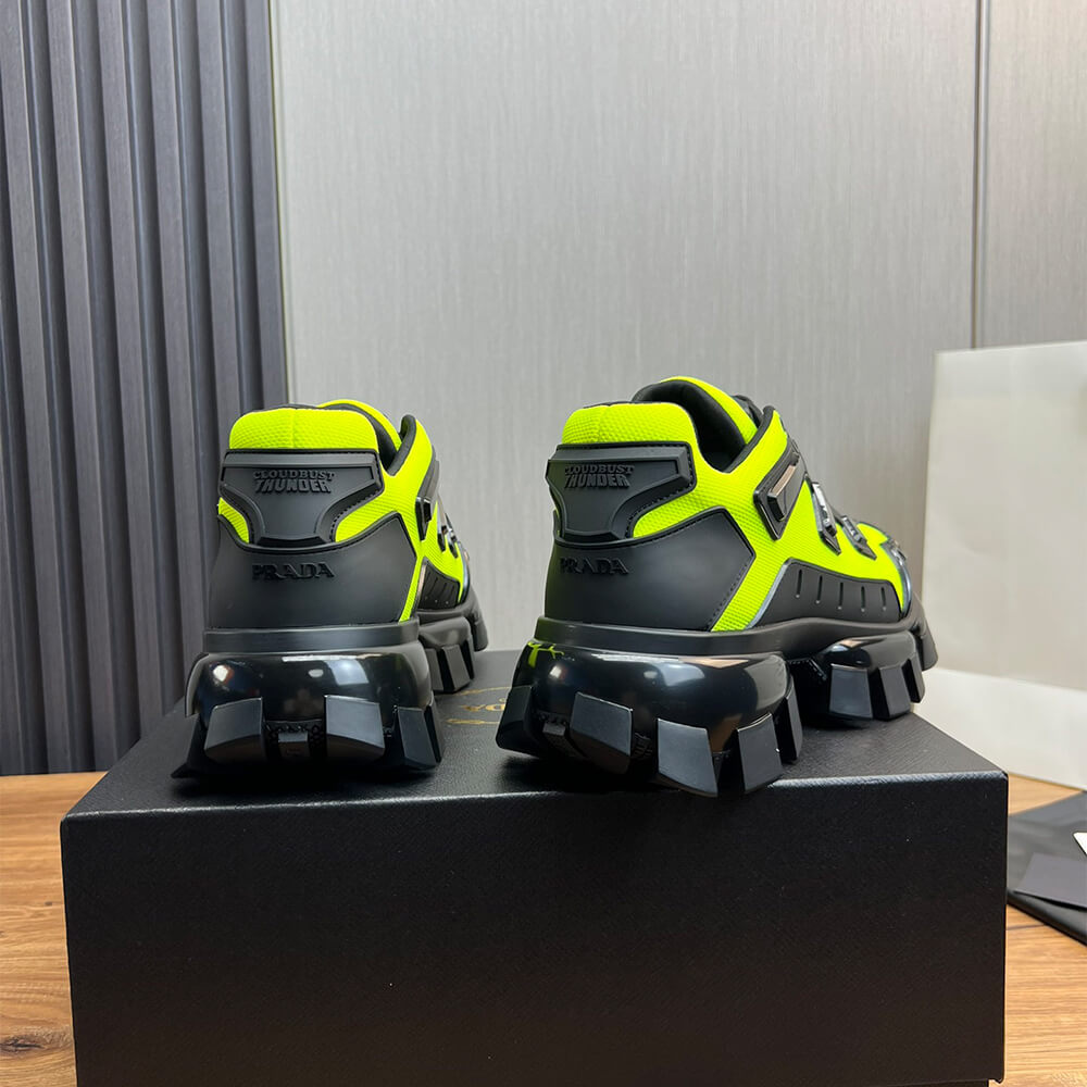 Thick-soled sneakers