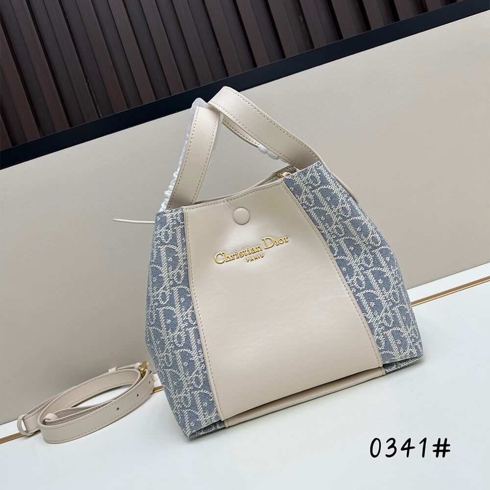 D10r Small Signature Bucket Bag