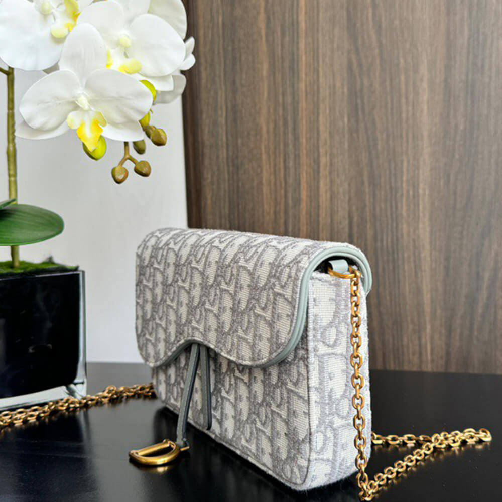 Medium Saddle Pouch with Chain