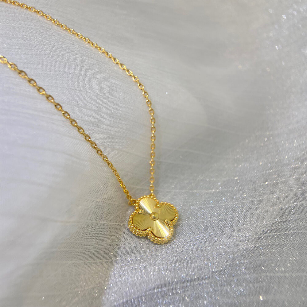 VCA Vintage Alhambra pendant
